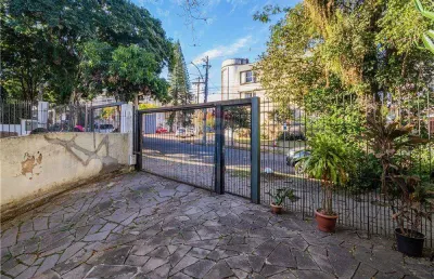 Otima casa para moradia, comercio, ou empresa, com dois pisos, vagas para 5 carros, amplo pátio excelente localização no bairro petrópolis .