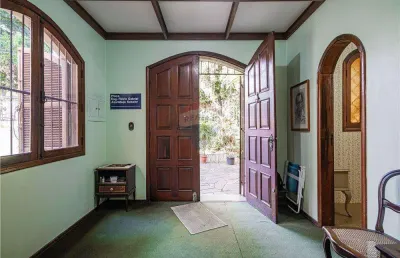 Otima casa para moradia, comercio, ou empresa, com dois pisos, vagas para 5 carros, amplo pátio excelente localização no bairro petrópolis .
