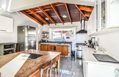 Casa de 03 dormitórios em rua tranquila com piscina - conforto e qualidade!