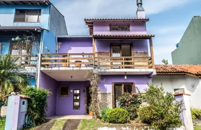 Casa de 02 dormitórios encantadora no condomínio ilha do sol