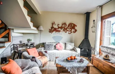 Casa de 02 dormitórios encantadora no condomínio ilha do sol