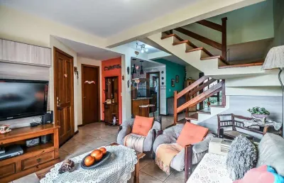 Casa de 02 dormitórios encantadora no condomínio ilha do sol