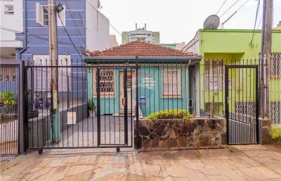 Sobrado com duas casas com entradas separadas, com sala, cozinha, banheiro,  2 quartos, pátio com um depósito pequeno. estacionamento no recuo da casa