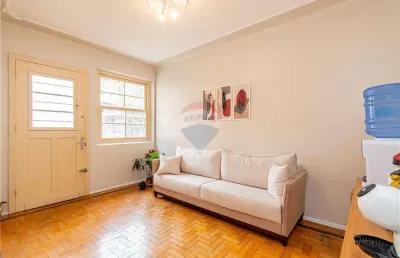 Sobrado com duas casas com entradas separadas, com sala, cozinha, banheiro,  2 quartos, pátio com um depósito pequeno. estacionamento no recuo da casa