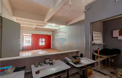 Prédio com 2 apartamentos de 2 quartos, mais loja térrea com salas de escritório e estacionamento para veículos.