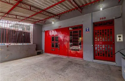 Prédio com 2 apartamentos de 2 quartos, mais loja térrea com salas de escritório e estacionamento para veículos.