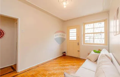 Sobrado com duas casas com entradas separadas, com sala, cozinha, banheiro,  2 quartos, pátio com um depósito pequeno. estacionamento no recuo da casa