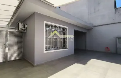 Casa térrea com 3 dormitórios, sendo 1 suíte com ar-condicionado à venda, localização privilegiada