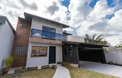 More em meio à natureza com tranquilidade e segurança! casa de dois andar sozinha no terreno com 396 metros, com 240 privativo, contendo três quartos sendo um com suíte , banheira, sala de estar e de 