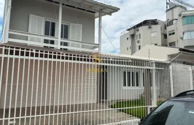 Casa em condomínio fechado com 4 quartos à venda na rua gustavo barroso, capoeiras, florianópolis, 409 m2 por r$ 1.880.000