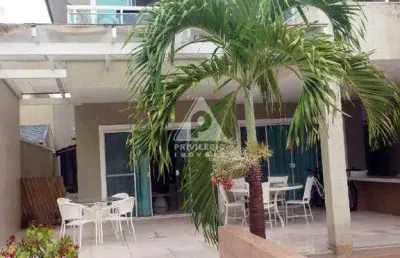 Casa 04 quartos condomínio alto padrão no recreio-barra com 03 pavimentos.