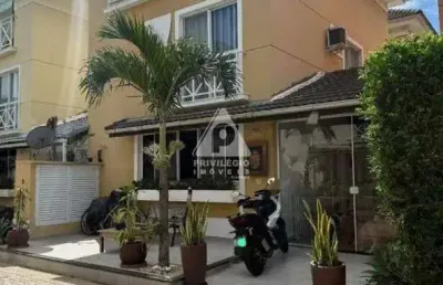 Casa de alto padrão em condomínio com 4 quartos e lazer completo