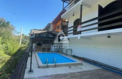 Casa ampla no condomínio suíça carioca com piscina e potencial de valorização