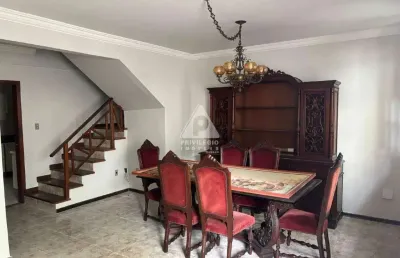 Privilégio imóveis vende excelente casa triplex na taquara