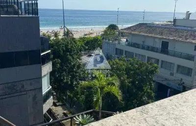 Cobertura duplex de alto padrão com vista mar na varanda
