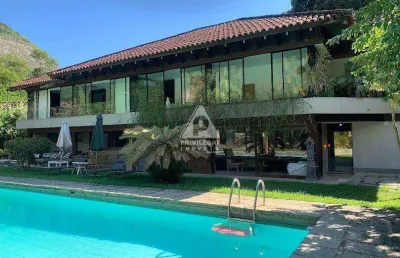 4 suites, 583m² de área construída e 1420m² de área total, jardim e piscina no condomínio jardim do itanhagá