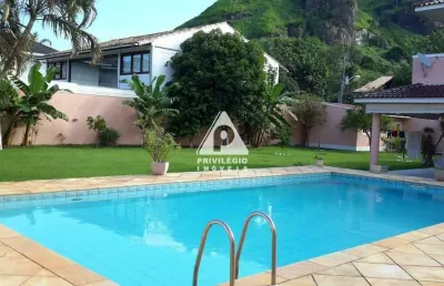 Mansão em condomínio fechado espetacular com duas edículas completas independentes