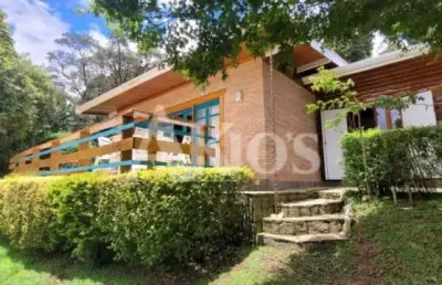 Casa dos sonhos em campos do jordão - ótimo acesso e localização a poucos minutos do capivari! imóvel impecável e com linda vista!