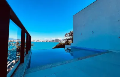 Casa de frente para o mar em itapema canto da praia nova com pscina