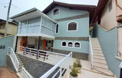 Vende-se está casa    localizado no catarcione – nova friburgo - rj