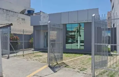 Casa comercial para locação no centro em macaé/rj, 4 salas [2 c/ lavabo] e vagas de estacionamento.