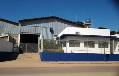 Galpão para locação no novo cavaleiros em macaé/rj, 1.000m2 área, banheiros, cozinha e escritório.