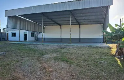 Galpão para locação no novo horizonte em macaé/rj, 300m2 coberto, banheiros e escritório.
