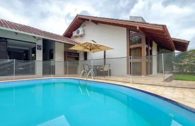 Casa mobiliada com piscina e área de festas no bairro velha ? blumenau.