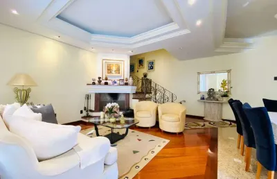 Linda casa com piscina na transversal da rua dos caçadores