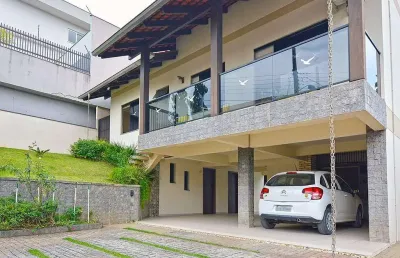 Linda casa de dois pavimentos à venda no bairro itoupava norte!