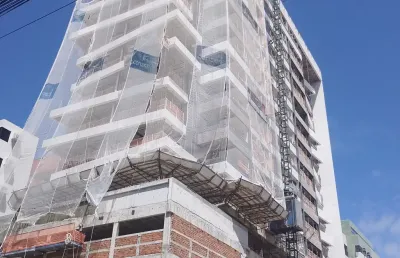 Vendo apartamento de alto padrão, situado na 3° quadra da praia de ponta verde, prédio em fase final de acabamento com sua entrega para dezembro de 2026.