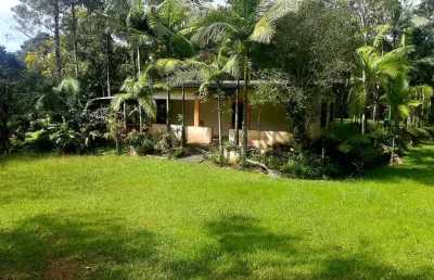 Lindo sítio tapiraí sp, 10 alqueires, 11 km asfalto, 2 casas, lago, doc. ok  2 quartos, sala, cozinha, banheiro
