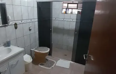 Casa linda e espaçosa com quintal amplo para nova construção