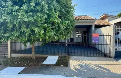 Residência com boa iluminação natural e  ampla garagem