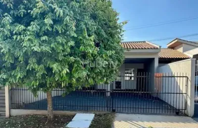 Residência com boa iluminação natural e  ampla garagem