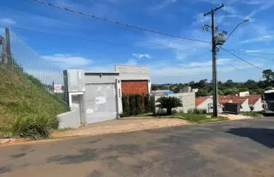 Residência com piscina e acabamento diferenciado em condomínio fechado
