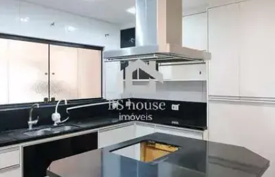 Sobrado 276m², 3 dormitórios e 4 vagas – santa maria