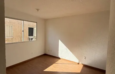Apartamento 2 quartos, reformado, piso laminado com ótima posição solar.