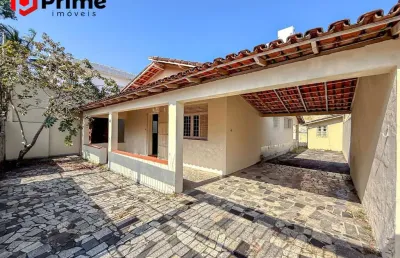 Aluga-se casa anual a 300m da orla da praia do morro com 2 quartos, quintal, garagem para 2 carros e ótima localização próxima a comércios e serviços.