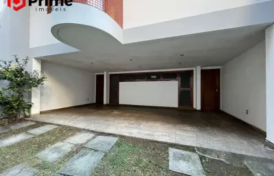 Casa duplex disponível para locação anual no coração da cidade, a 300 metros das praias das castanheiras e areia preta, em região super valorizada e