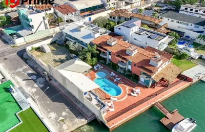 Casa de alto padrão à venda em condomínio fechado no canal de guarapari/es - 4 quartos, piscina, 1.500m2 de terreno e píer para até 5 lanchas.