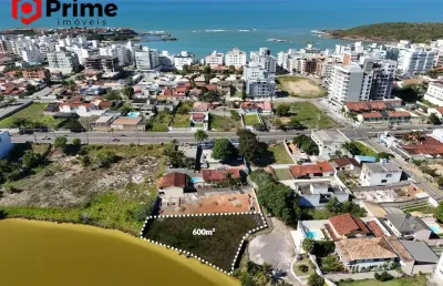 Oportunidade no mercado! lote à venda com fundo para lagoa no bairro mais badalado de guarapari/es, à poucos metros das praias de bacutia e peracanga.