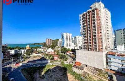 Apartamento mobiliado de 2 quartos sendo 1 suíte à 290 metros do mar, vaga de garagem, frente pra rua em prédio novo com lazer. marque uma visita!