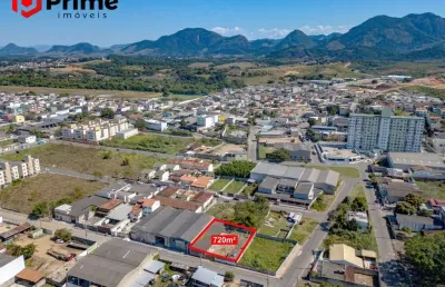 Ótimo terreno à venda com 720m² na praia do morro com boa localização, perto de escola, academia, padaria e restaurante.