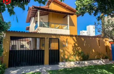 Um recanto próximo ao centro de guarapari. casa duplex com duas frentes composta de 3 quartos área para churrasco com 350m² de área construída