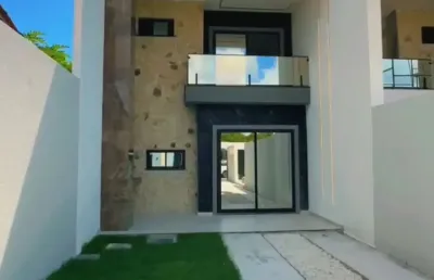 Linda casa as margens da ce 010 no eusébio, com excelente padrão de acabamento!