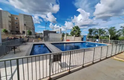 Apartamento dois quartos com cozinha planejada em condomínio com piscina