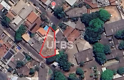 Lote residencial/comercial com área total de 571,60 metros², sendo 8,55 metros de frente e contando ainda com duas entradas, uma pela rua 89-b e a outra pelo fundo.
