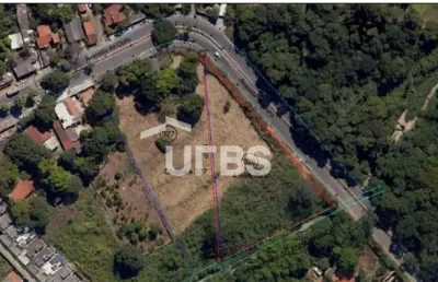 Terreno de esquina com diversas possibilidades comerciais
