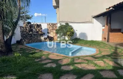 Casa à venda no parque anhanguera -255m² de área construída lote de 535m²